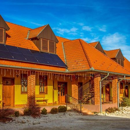 Nosztalgia Vendeghaz Hotel ซาลาแอแกร์แซค ภายนอก รูปภาพ