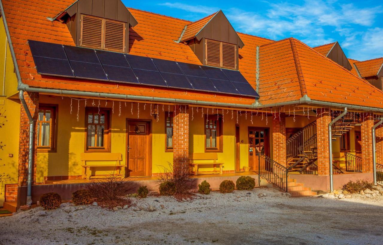 Nosztalgia Vendeghaz Hotel ซาลาแอแกร์แซค ภายนอก รูปภาพ