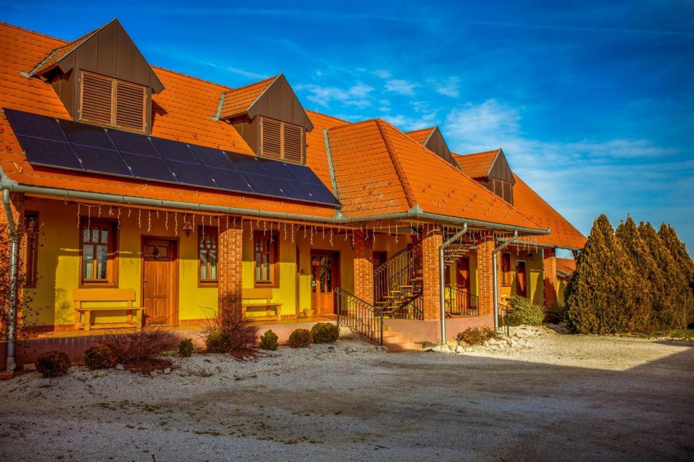 Nosztalgia Vendeghaz Hotel ซาลาแอแกร์แซค ภายนอก รูปภาพ