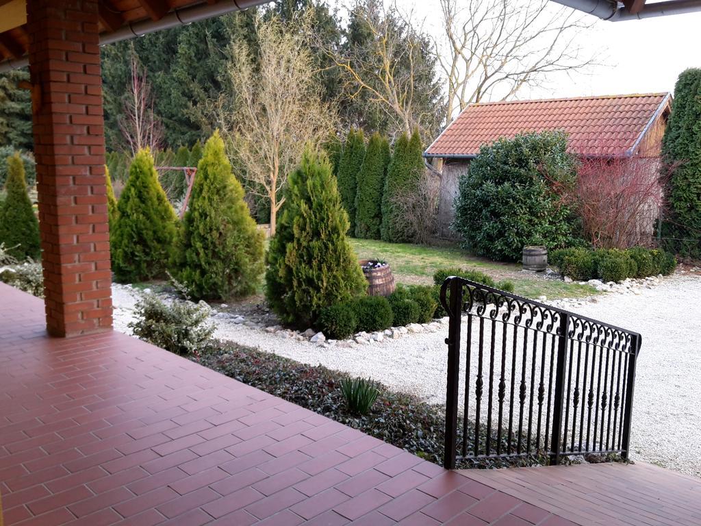 Nosztalgia Vendeghaz Hotel ซาลาแอแกร์แซค ภายนอก รูปภาพ