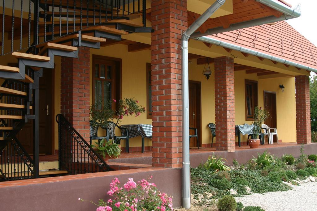 Nosztalgia Vendeghaz Hotel ซาลาแอแกร์แซค ภายนอก รูปภาพ